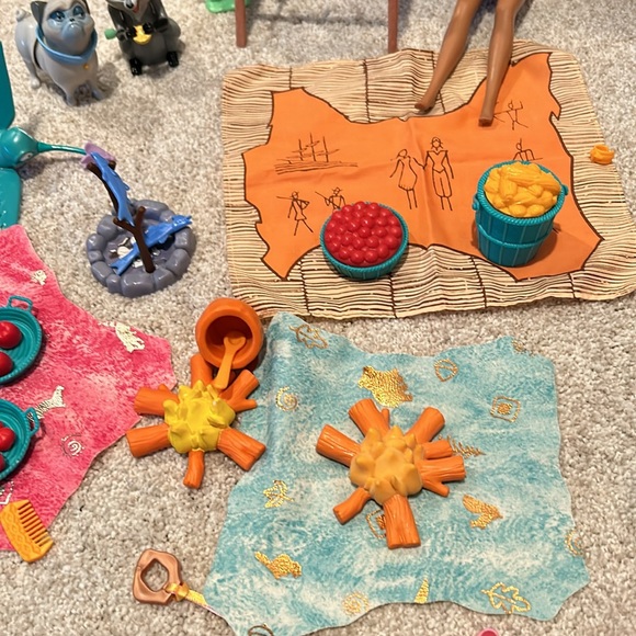 Disneys Pocahontas multiple piece play set with case. - Picture 7 of 9